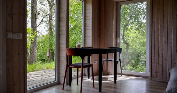 nakvynė su šuniu namelis Upė Jonavos rajone