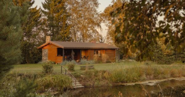 namelis su šuniu Casa de campo pirties trobelė