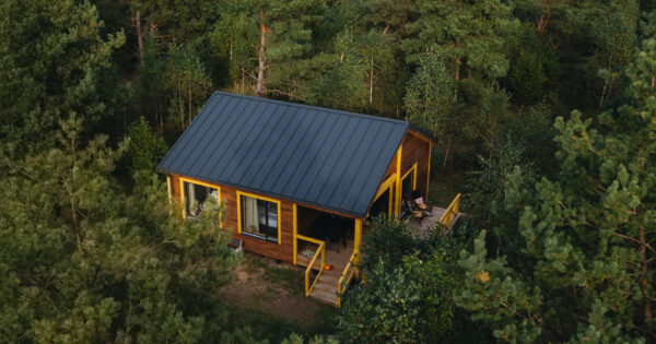 Get Lost Cabins: geltonasis namelis