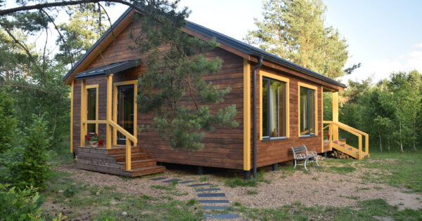 Get Lost Cabins: geltonasis namelis