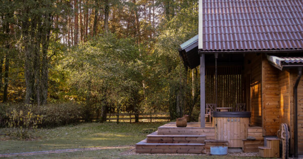Akacijos namelis sodyboje Alnus kiemas