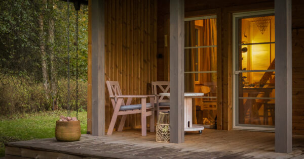 Akacijos namelis sodyboje Alnus kiemas