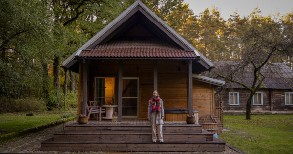 Akacijos namelis sodyvoje Alnus kiemas