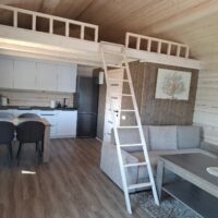 namelis prie užtvankos