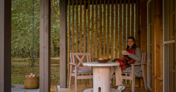 Akacijos namelis sodyboje Alnus kiemas