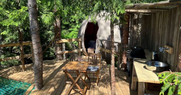 Poilsis Klaipėdoje Nature Calls palapinė medyje