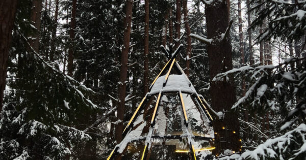 Nameliai Lietuvoje CallTipi stiklinis namelis