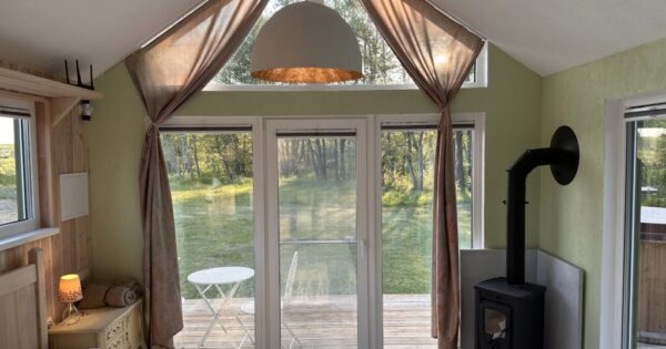 Nameliai Molėtų rajone sodyboje Alantos žirgai Upės namelis dviems su kubilu Nameliai Molėtų rajone sodyboje Alantos žirgai Upės namelis dviems su kubilu