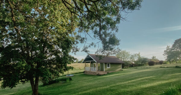 Sodyba Molėtų rajone Alantos žirgai Kalno namelis su kubilu Sodyba Molėtų rajone Alantos žirgai Kalno namelis su kubilu
