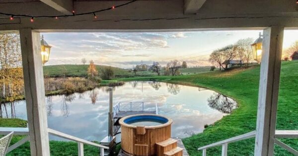 Sodyba Molėtų rajone Alantos žirgai Tvenkinio Vila su kubilu Sodyba Molėtų rajone Alantos žirgai Tvenkinio Vila su kubilu