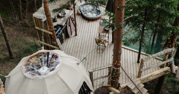 gimtadienio idėja Nature Calls palapinė medyje 