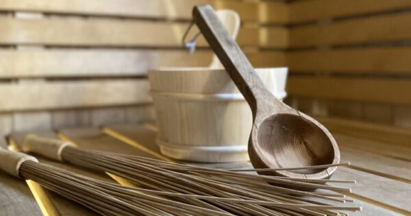 off-grid namelis su pirtimi Iš civiliazijos į gamtą