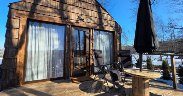 Poilsis dviems-Namelis prie ežero