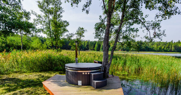 Sodyba prie ežero su kubilu Giliaus namelis